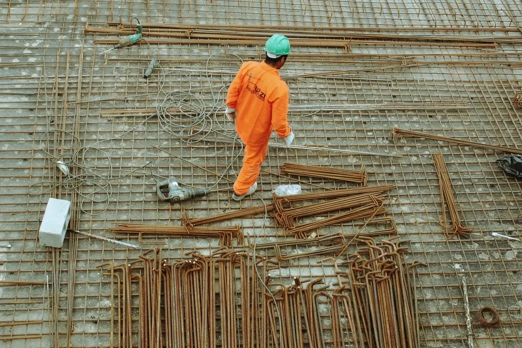 Trabajador con casco en una obra vista desde arriba